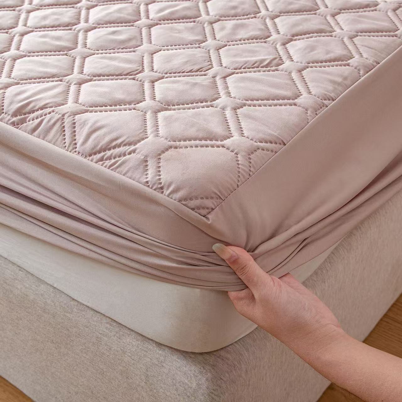 ぱっとシーツの角をマットレスに掛ける様子